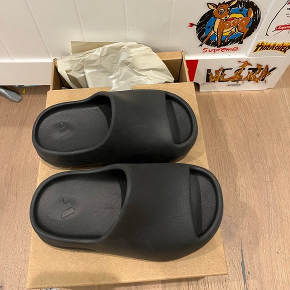 Yeezy slide 11k - Picture 2 of 6